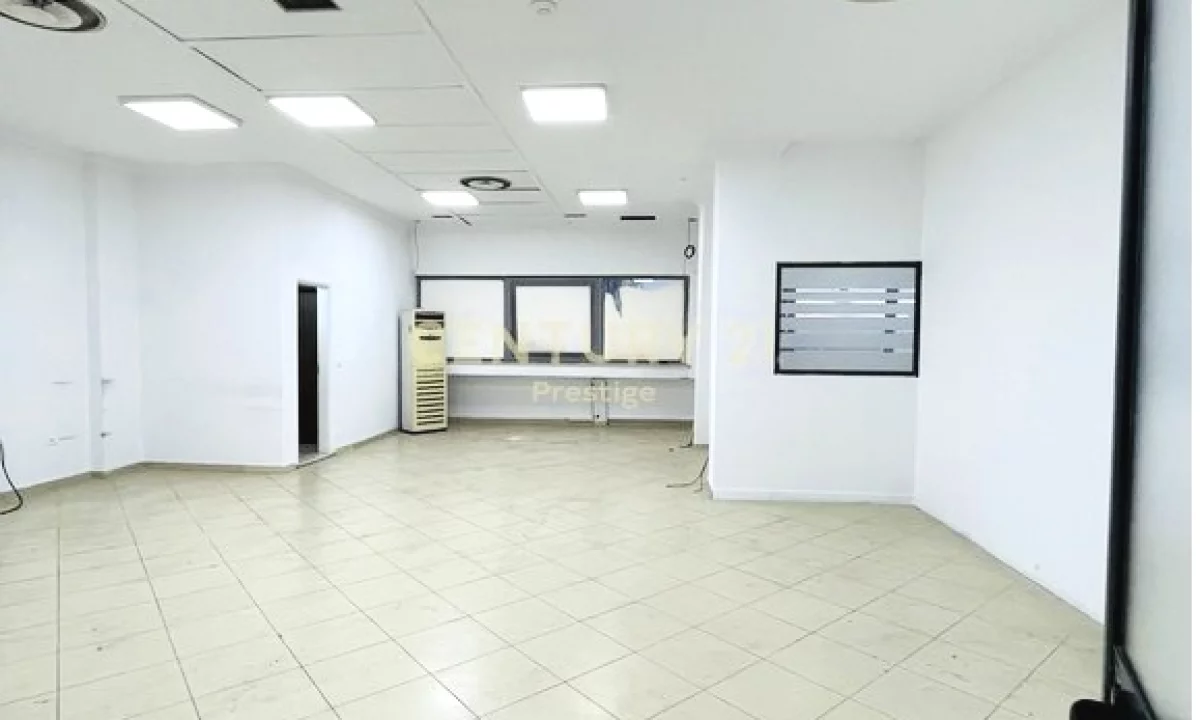 Ambjent zyrash me qera tek Condor Center, ish Parku