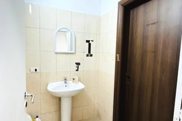 Ambjent zyrash me qera tek Condor Center, ish Parku