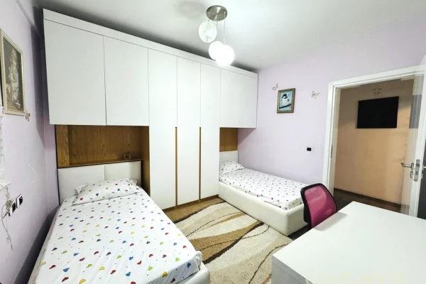 Shtepi me qera Apartament ne Tirane, 2+1, Mobilimi E mobiluar, Pagesa 1,000  Euro.