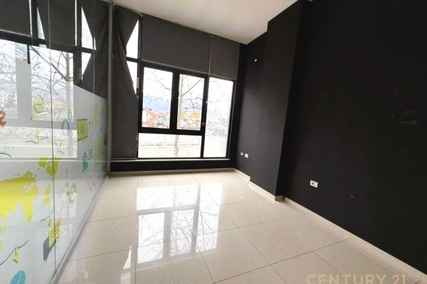 Ambient komercial per Qera ne Astir