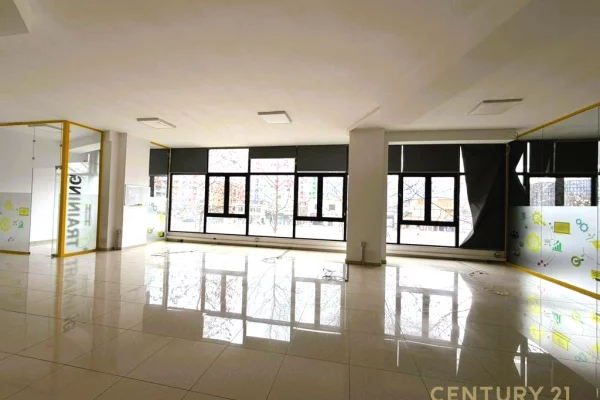 Ambient komercial per Qera ne Astir