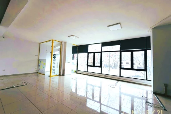 Ambient komercial per Qera ne Astir