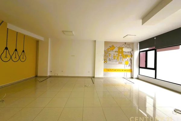 Ambient komercial per Qera ne Astir