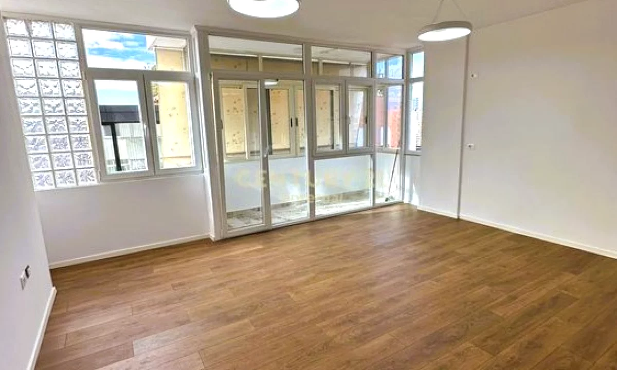 Shtepi ne shitje Apartament ne Tirane, 2+1, Mobilimi Bosh, pa mobiluar, Pagesa 218,000  Euro.