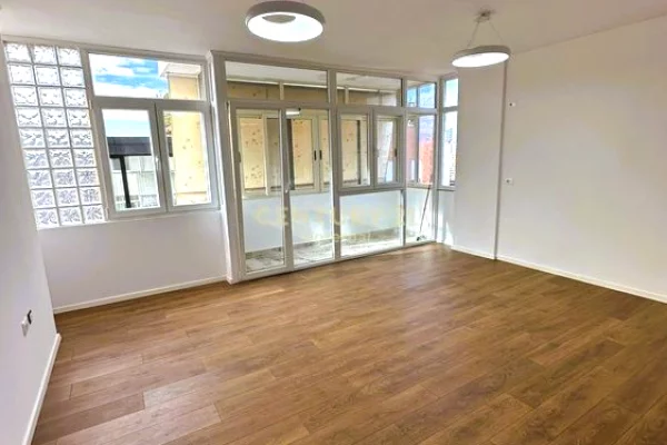  Shitet apartament  2+1+2 tek Prokuroria e Tiranes