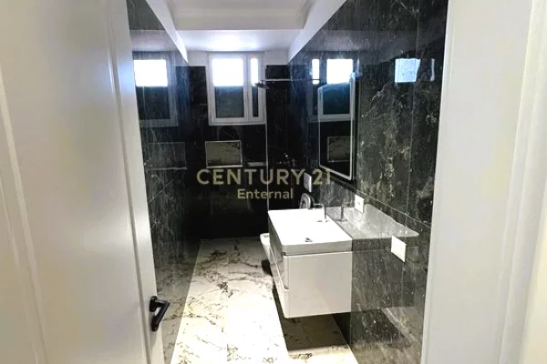 Shtepi ne shitje Apartament ne Tirane, 2+1, Mobilimi Bosh, pa mobiluar, Pagesa 218,000  Euro.