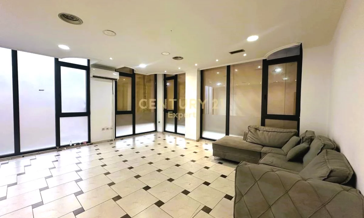 Ambjent biznesi me qera me dy poste parkimi ne Myslym Shyr