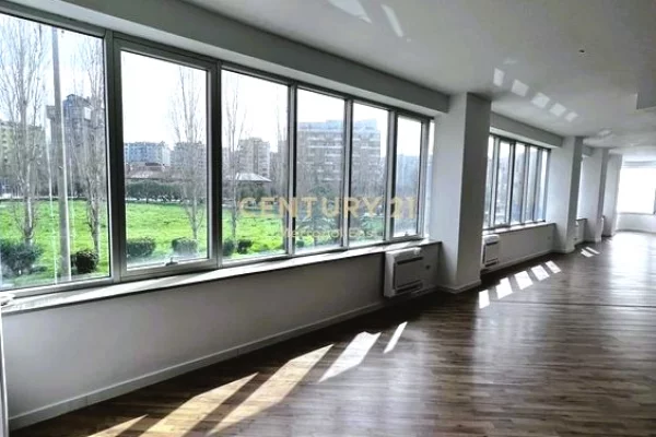 Ambient biznesi me qera 3+1 ne Tirane - 3,500 Euro