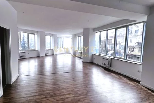 Ambient biznesi me qera 3+1 ne Tirane - 3,500 Euro