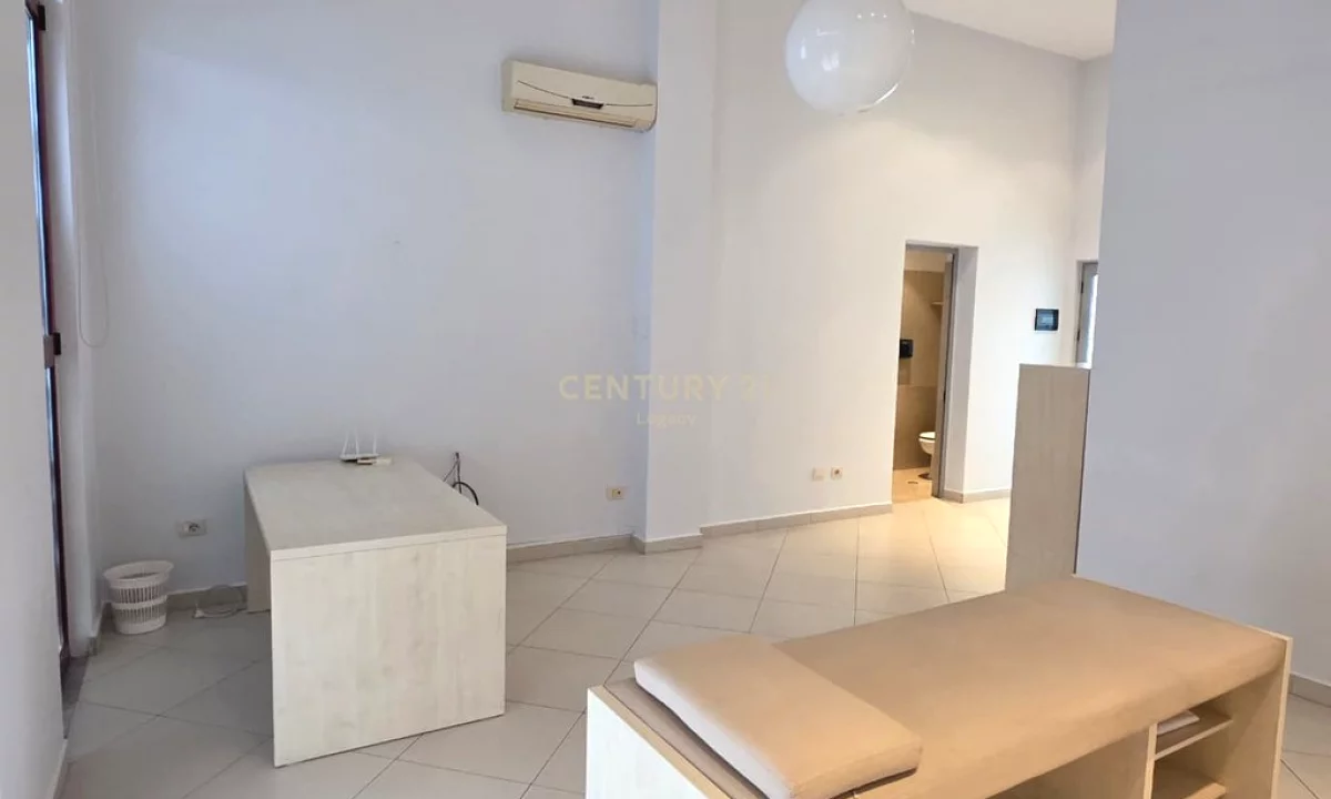 Shitet njesi komerciale buze rruge tek rruga e Dibres