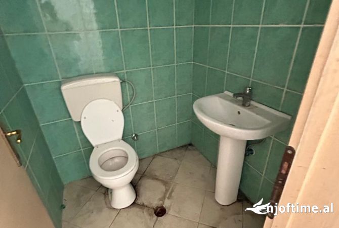 Ambient biznesi me qera 3+1 ne Tirane - 40,000 Leke