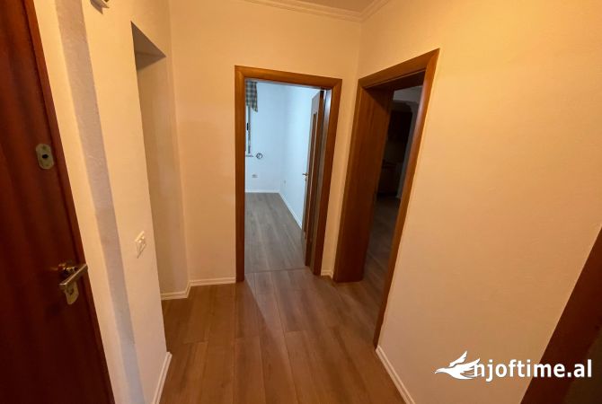 Qera apartament 3+1 per Zyra Myslym Shyri (rruge kryesore)