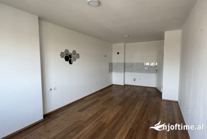 Ambient biznesi me qera 3+1 ne Tirane - 30,000 Leke