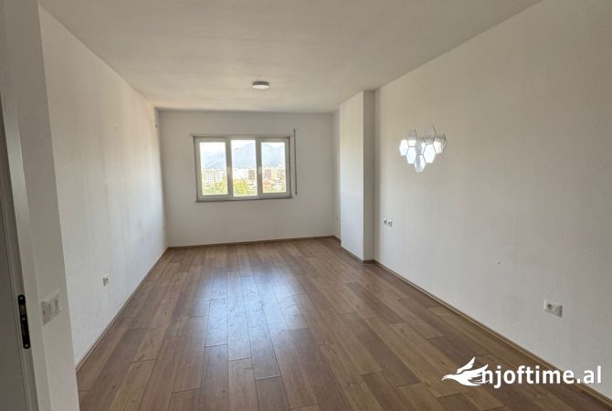 Ambient biznesi me qera 3+1 ne Tirane - 30,000 Leke
