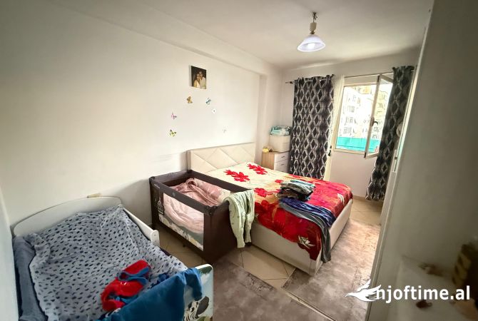 Shtepi ne shitje Apartament ne Tirane, 2+1, Mobilimi Bosh, pa mobiluar, Pagesa 144,000  Euro.
