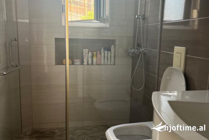 Shtepi me qera Apartament ne Tirane, 2+1, Mobilimi E mobiluar, Pagesa 700  Euro.