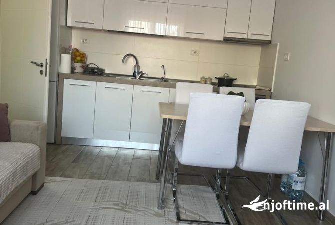 Shtepi me qera Apartament ne Tirane, 2+1, Mobilimi E mobiluar, Pagesa 700  Euro.