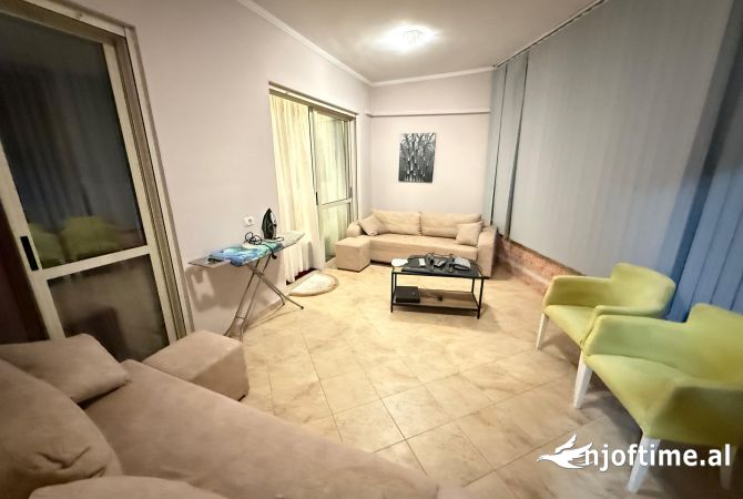 Shtepi me qera Apartament ne Tirane, 2+1, Mobilimi E mobiluar, Pagesa 800  Euro.
