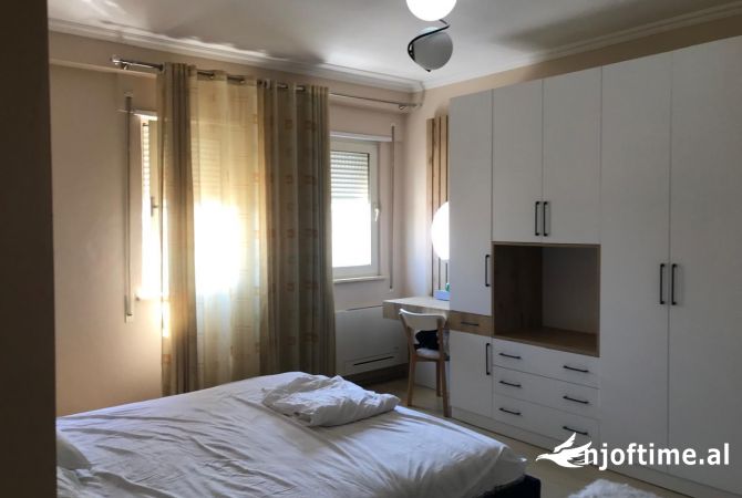 Shtepi me qera Apartament ne Tirane, 2+1, Mobilimi E mobiluar, Pagesa 700  Euro.