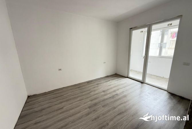 Shtepi ne shitje Apartament ne Tirane, 1+1, Mobilimi Bosh, pa mobiluar, Pagesa 110,000  Euro.