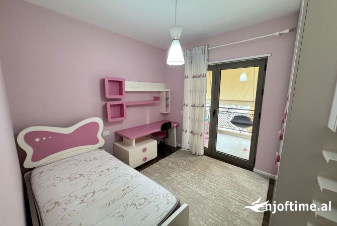 Shtepi me qera Apartament ne Tirane, 3+1, Mobilimi E mobiluar, Pagesa 1,900  Euro.
