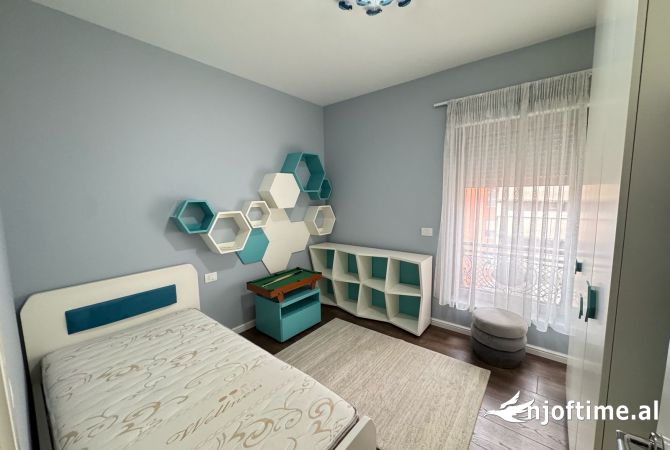 Shtepi me qera Apartament ne Tirane, 3+1, Mobilimi E mobiluar, Pagesa 1,900  Euro.