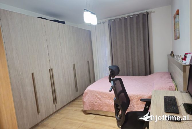 Shtepi ne shitje Apartament ne Tirane, 2+1, Mobilimi E mobiluar, Pagesa 240,000  Euro.