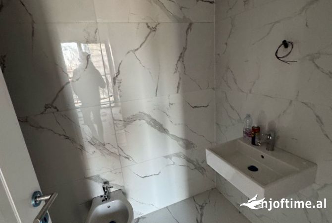 Shtepi ne shitje Apartament ne Tirane, 2+1, Mobilimi Pjeserisht e mobiluar, Pagesa 179,000  Euro.