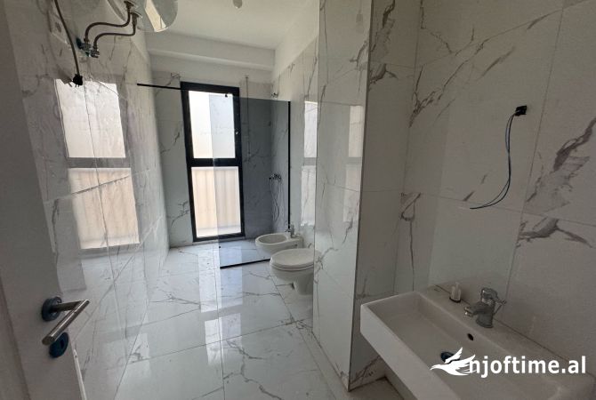 Shtepi ne shitje Apartament ne Tirane, 2+1, Mobilimi Pjeserisht e mobiluar, Pagesa 179,000  Euro.