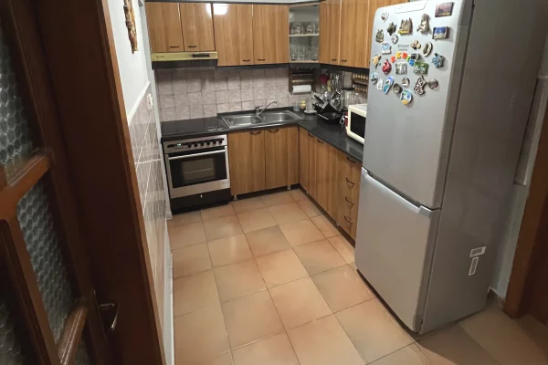 Shtepi ne shitje Apartament ne Tirane, 2+1, Mobilimi E mobiluar, Pagesa 100,000  Euro.