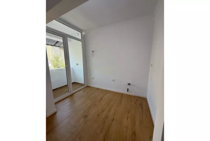 Shtepi ne shitje Apartament ne Tirane, 2+1, Mobilimi Bosh, pa mobiluar, Pagesa 122,000  Euro.
