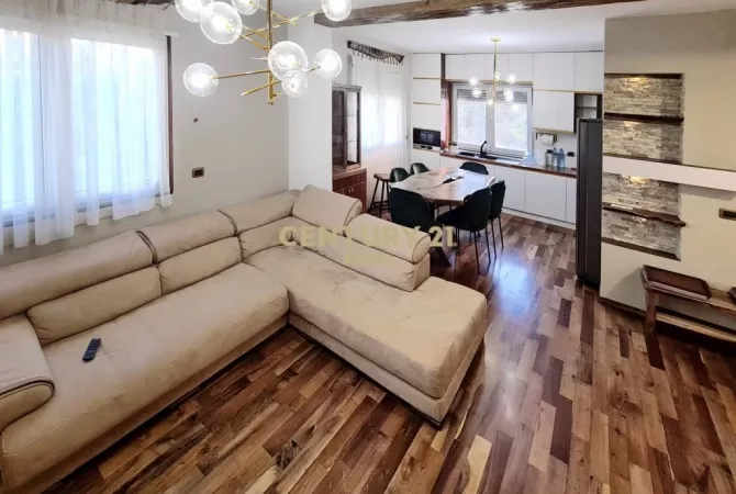 Shtepi ne shitje Duplex(shtepi me 2 kate) ne Tirane, 2+1, Mobilimi E mobiluar, Pagesa 185,000  Euro.