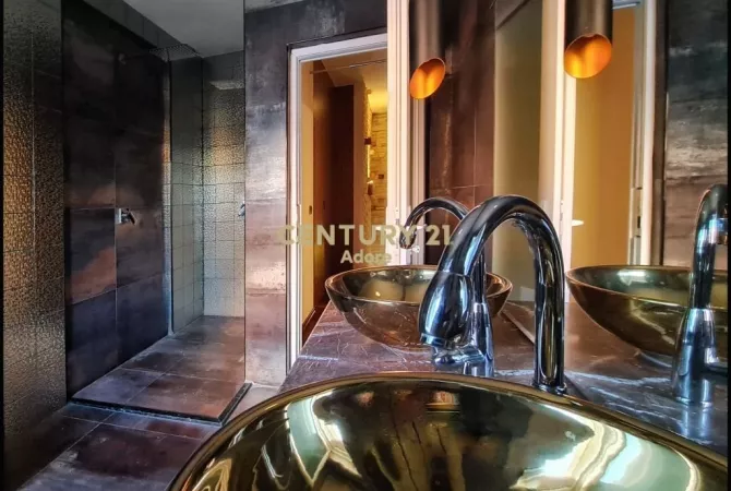 Shtepi ne shitje Duplex(shtepi me 2 kate) ne Tirane, 2+1, Mobilimi E mobiluar, Pagesa 185,000  Euro.