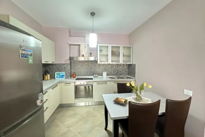 Shtepi me qera Apartament ne Tirane, 2+1, Mobilimi E mobiluar, Pagesa 1,060  Euro.