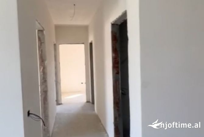 Shtepi ne shitje Apartament ne Tirane, 3+1, Mobilimi Bosh, pa mobiluar, Pagesa 980,000  Euro.