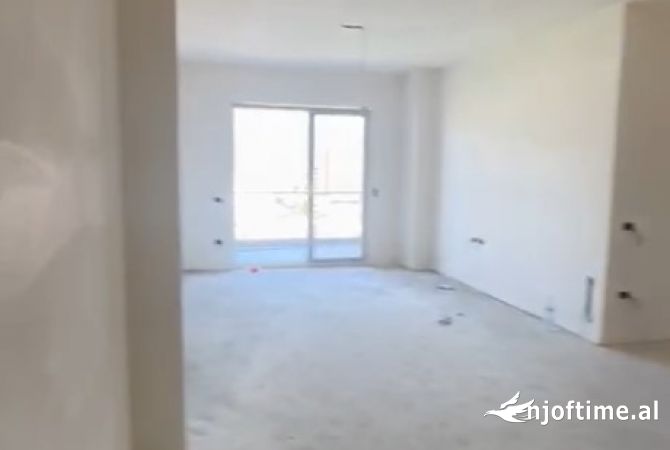 Shtepi ne shitje Apartament ne Tirane, 3+1, Mobilimi Bosh, pa mobiluar, Pagesa 980,000  Euro.