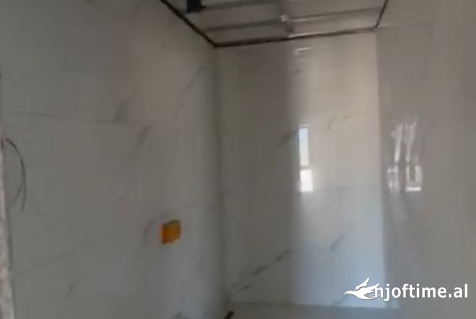 Shtepi ne shitje Apartament ne Tirane, 3+1, Mobilimi Bosh, pa mobiluar, Pagesa 980,000  Euro.