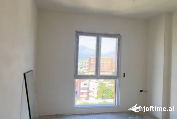 Shtepi ne shitje Apartament ne Tirane, 3+1, Mobilimi Bosh, pa mobiluar, Pagesa 980,000  Euro.