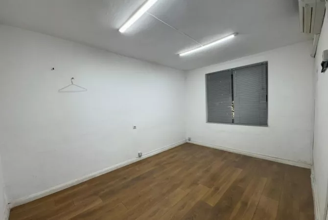 Ambiente Commerciale in Affitto 3+1 a Tirana - 450 Euro