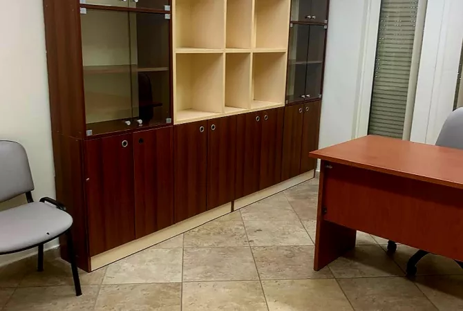 Ambiente Commerciale in Affitto 3+1 a Tirana - 500 Euro