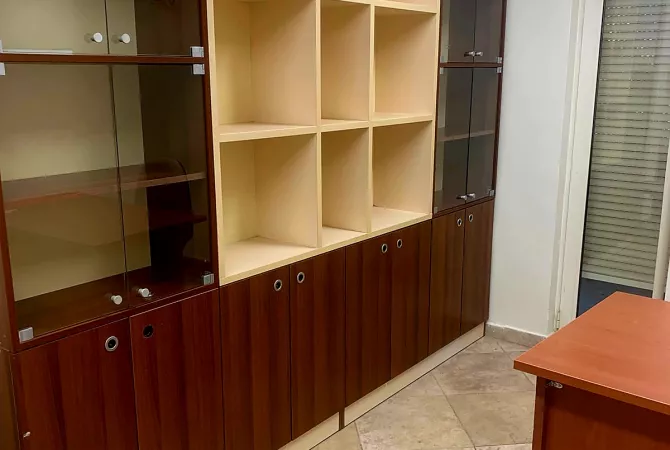 Ambiente Commerciale in Affitto 3+1 a Tirana - 500 Euro