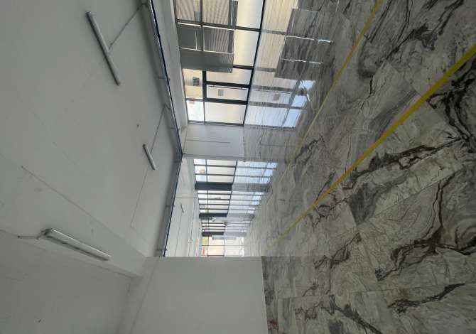 Jepet me qera godine 5 kateshe me mundesi ndarje me kate sipas biznesit tuaj. 