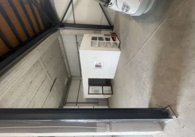 Jepet me qera magazine 700 m2 prane city park