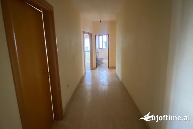 Shtepi ne shitje Apartament ne Tirane, 3+1, Mobilimi Bosh, pa mobiluar, Pagesa 84,000  Euro.