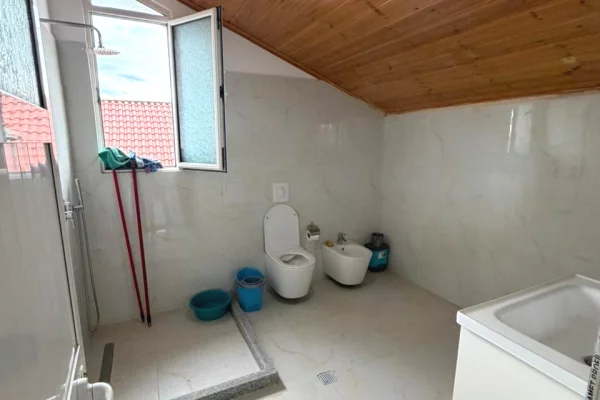 Shtepi me qera Shtepi Private ne Tirane, 2+1, Mobilimi E mobiluar, Pagesa 400  Euro.