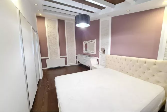 Shtepi me qera Apartament ne Tirane, 3+1, Mobilimi Bosh, pa mobiluar, Pagesa 2,200  Euro.