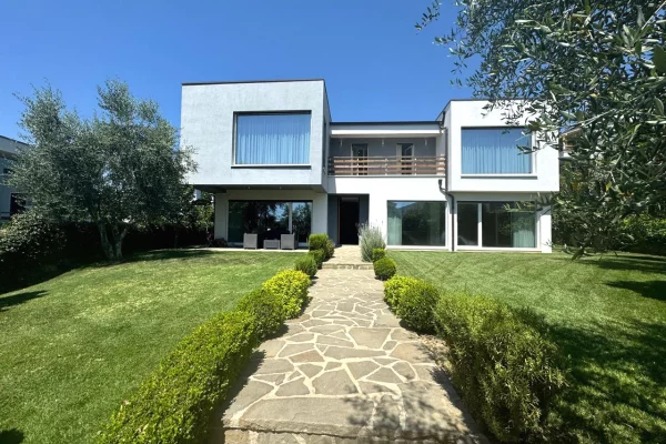 Jepet me QIRA vilë me oborr privat në rezidencë private - zona TEG