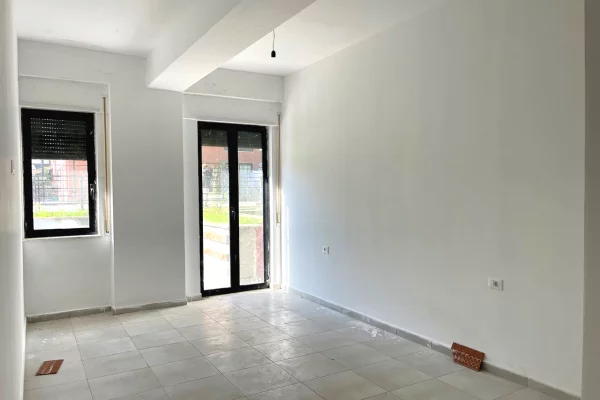 Shtepi ne shitje Apartament ne Tirane, 1+1, Mobilimi Bosh, pa mobiluar, Pagesa 183,000  Euro.