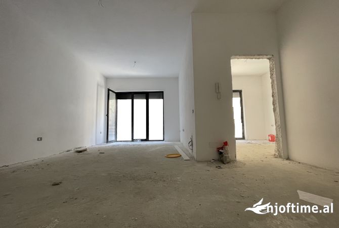Shtepi ne shitje Apartament ne Tirane, 1+1, Mobilimi Bosh, pa mobiluar, Pagesa 146,000  Euro.