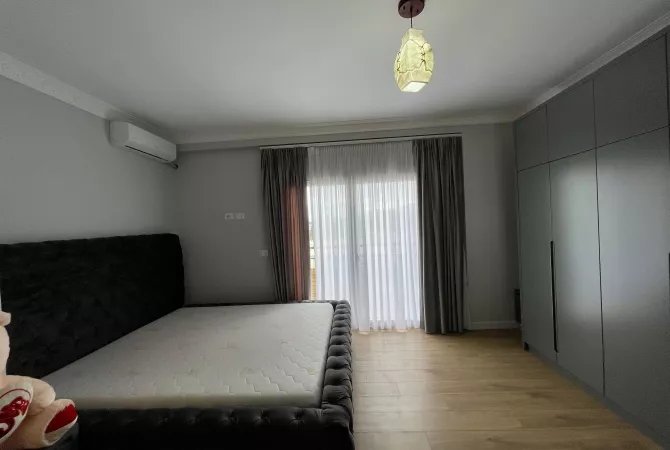 Shtepi me qera Apartament ne Tirane, 2+1, Mobilimi E mobiluar, Pagesa 1,000  Euro.